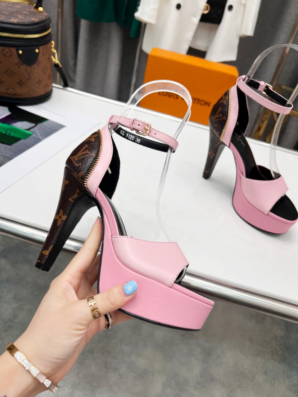 First Class Women's Hight Quality - Image 3