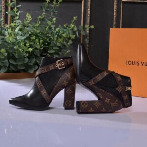 High-heeled joker booties are new